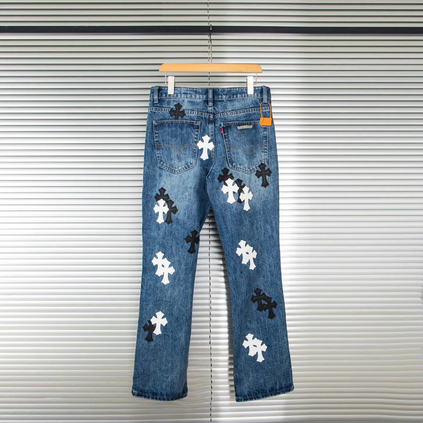 P240 Chrome Hearts Chrome Hearts blue pants, black and white multi-leather jeans, multi-leather label work jeans, ch jeans, all need to be washed and then disassembled and hand-stitched with sheepskin cross leather and then spliced to complete. The whole process is too complicated to describe. About Chrome Hearts This is an extremely luxurious fashion brand that can also be called the nobility of the high street. It has always been an exclusive brand for some hipsters or rich second generations. Compared with ordinary high streets, it is more luxurious and noble. Compared with luxury brands, it is more fashionable and individual. It has always been a brand that I have a special liking for. Style number: 1790# Color: blue Size: 28 30 32 34 36